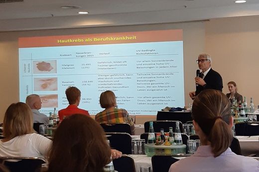  Eine Beamerpräsentation in einem Seminarraum